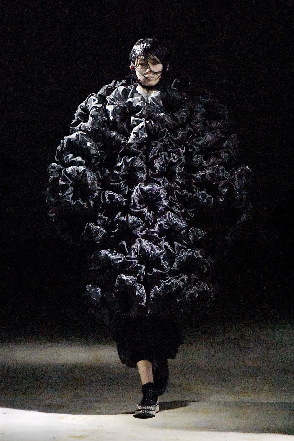 Noir Kei Ninomiya Automne Hiver 2021-2022 par RUNWAY MAGAZINE