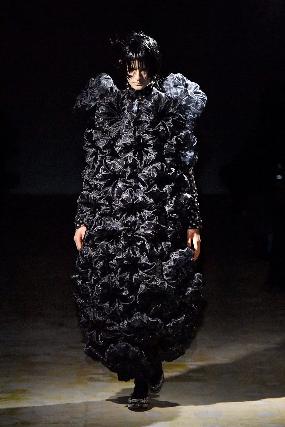 Noir Kei Ninomiya Automne Hiver 2021-2022 par RUNWAY MAGAZINE