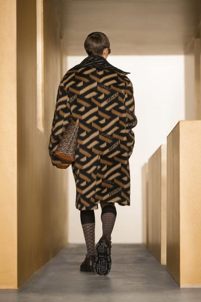 Versace Fall Winter 2021-2022 Paris by RUNWAY MAGAZINE