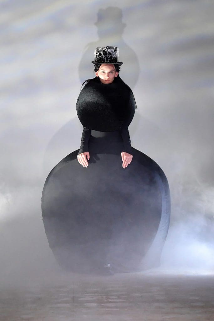 Comme des Garçons Fall Winter 2021-2022 by RUNWAY MAGAZINE