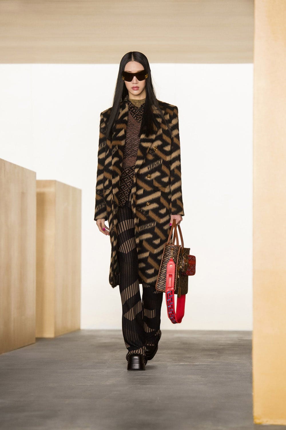 Versace Fall Winter 2021-2022 Paris by RUNWAY MAGAZINE