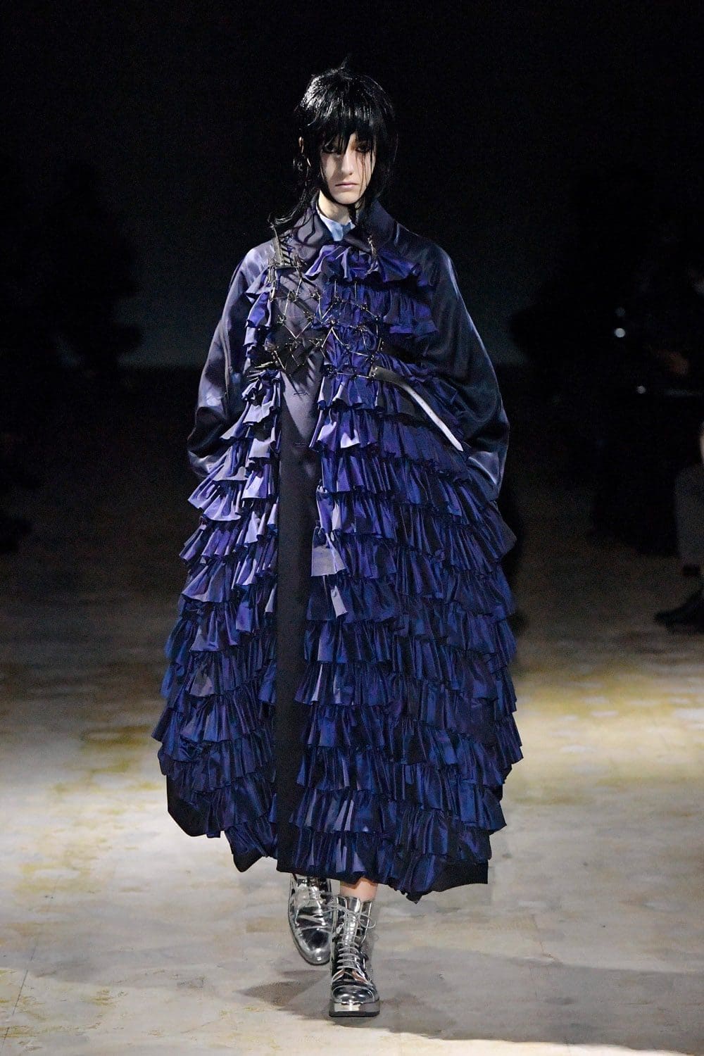 Noir Kei Ninomiya Automne Hiver 2021-2022 par RUNWAY MAGAZINE