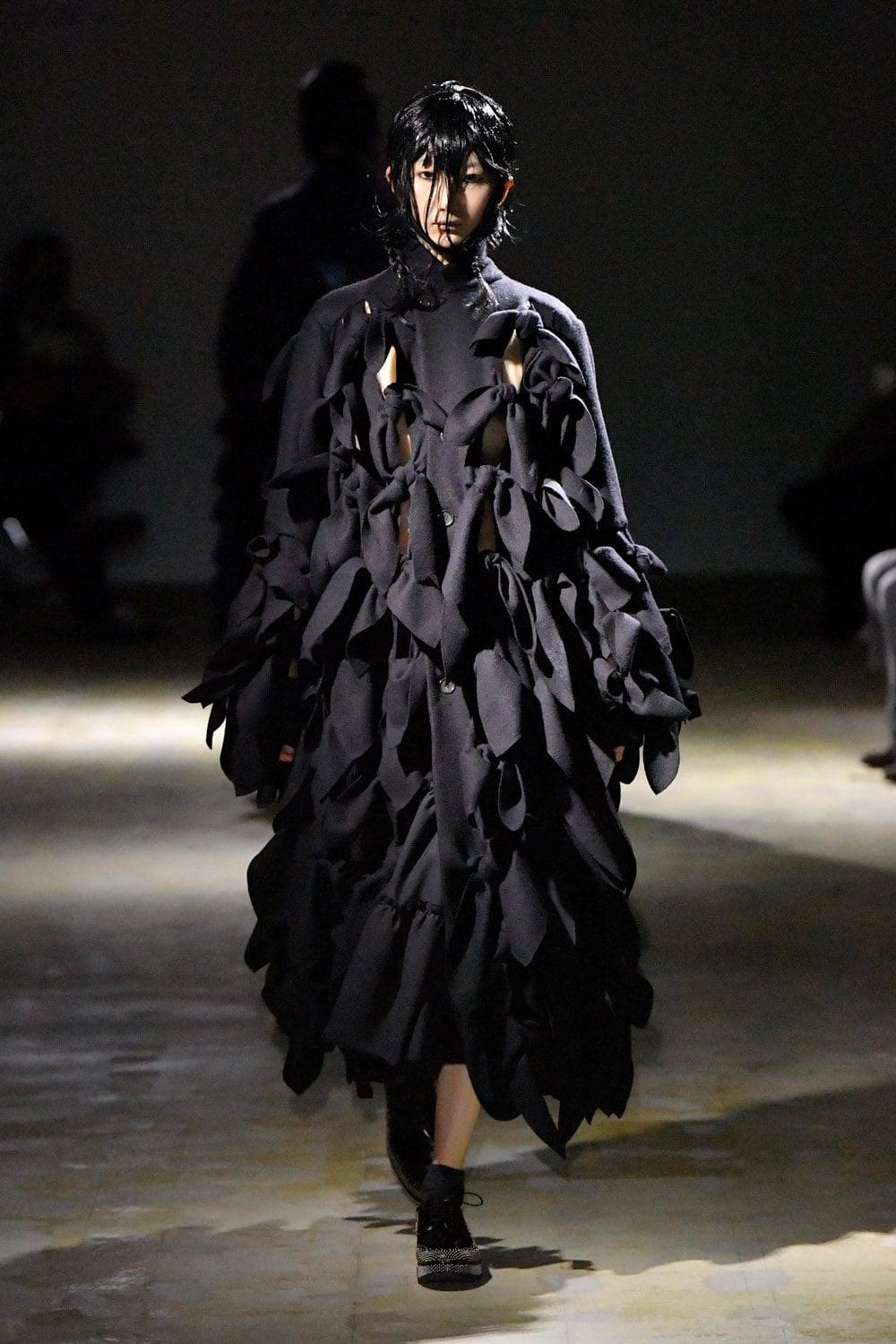 Noir Kei Ninomiya Automne Hiver 2021-2022 par RUNWAY MAGAZINE