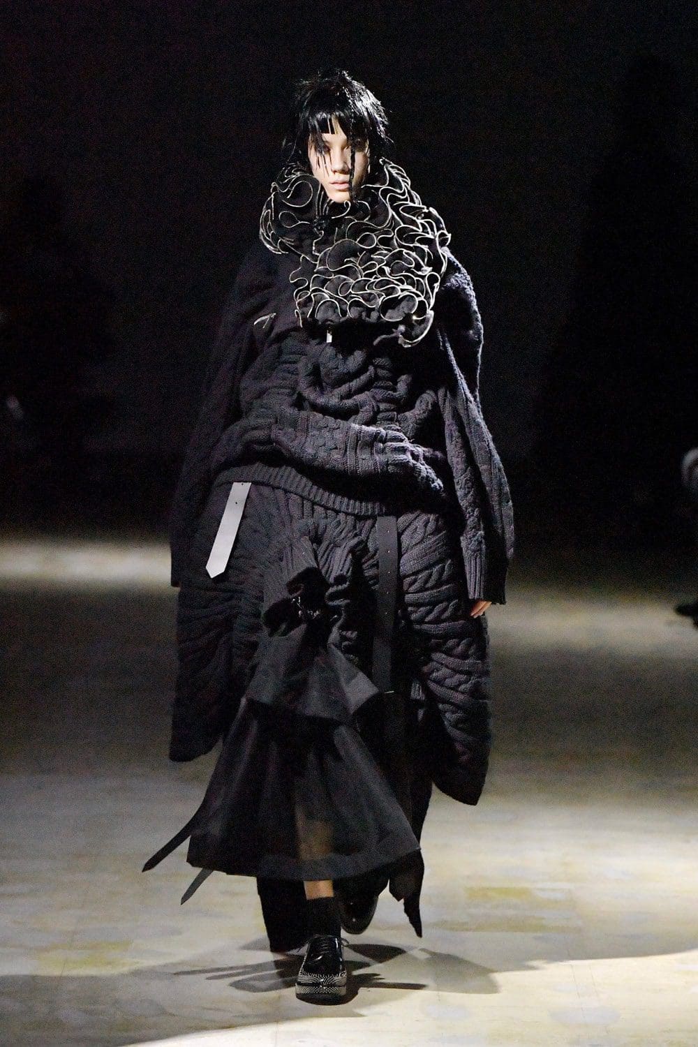 Noir Kei Ninomiya Automne Hiver 2021-2022 par RUNWAY MAGAZINE
