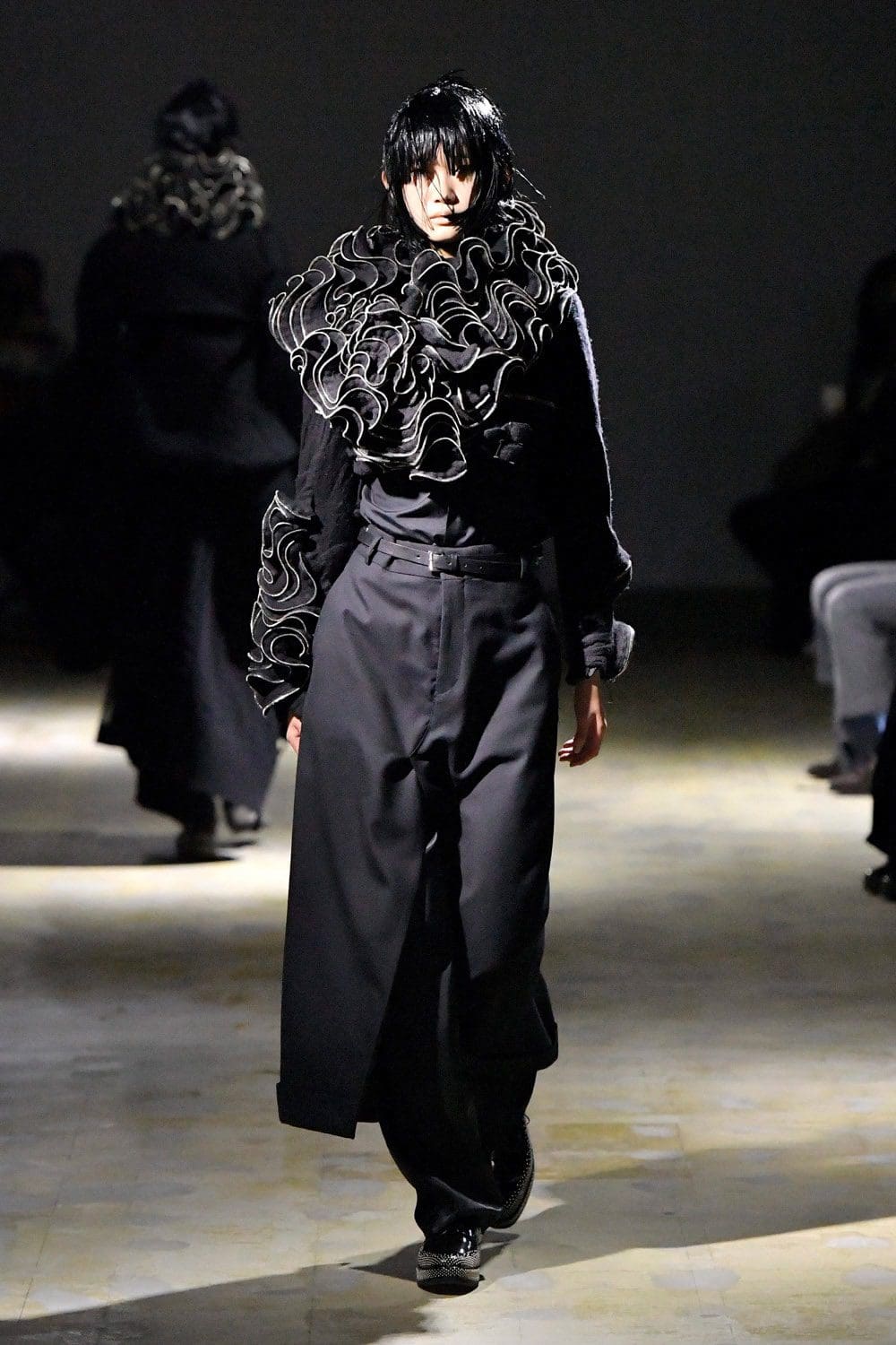 Noir Kei Ninomiya Automne Hiver 2021-2022 par RUNWAY MAGAZINE