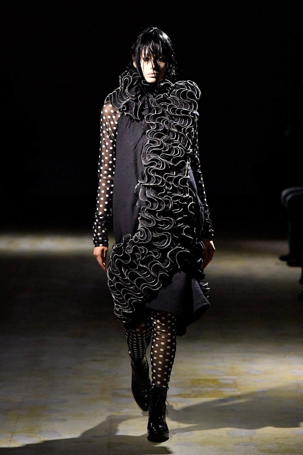 Noir Kei Ninomiya Automne Hiver 2021-2022 par RUNWAY MAGAZINE