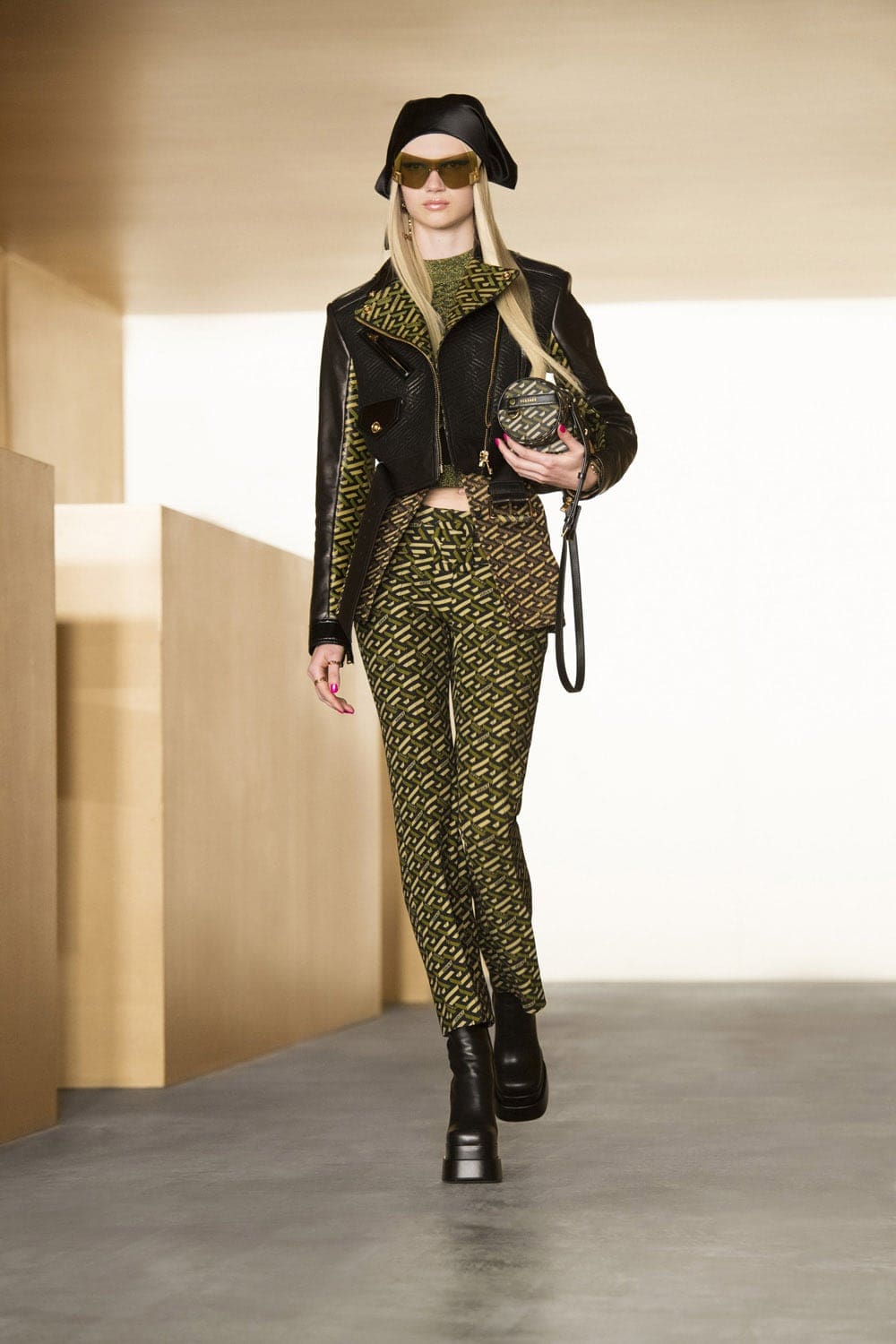 Versace Fall Winter 2021-2022 Paris by RUNWAY MAGAZINE