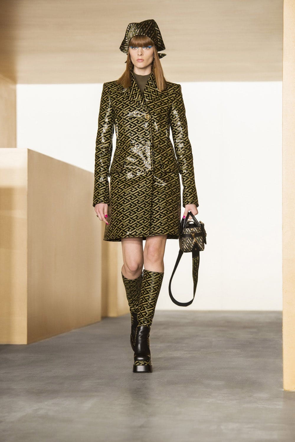 Versace Fall Winter 2021-2022 Paris by RUNWAY MAGAZINE