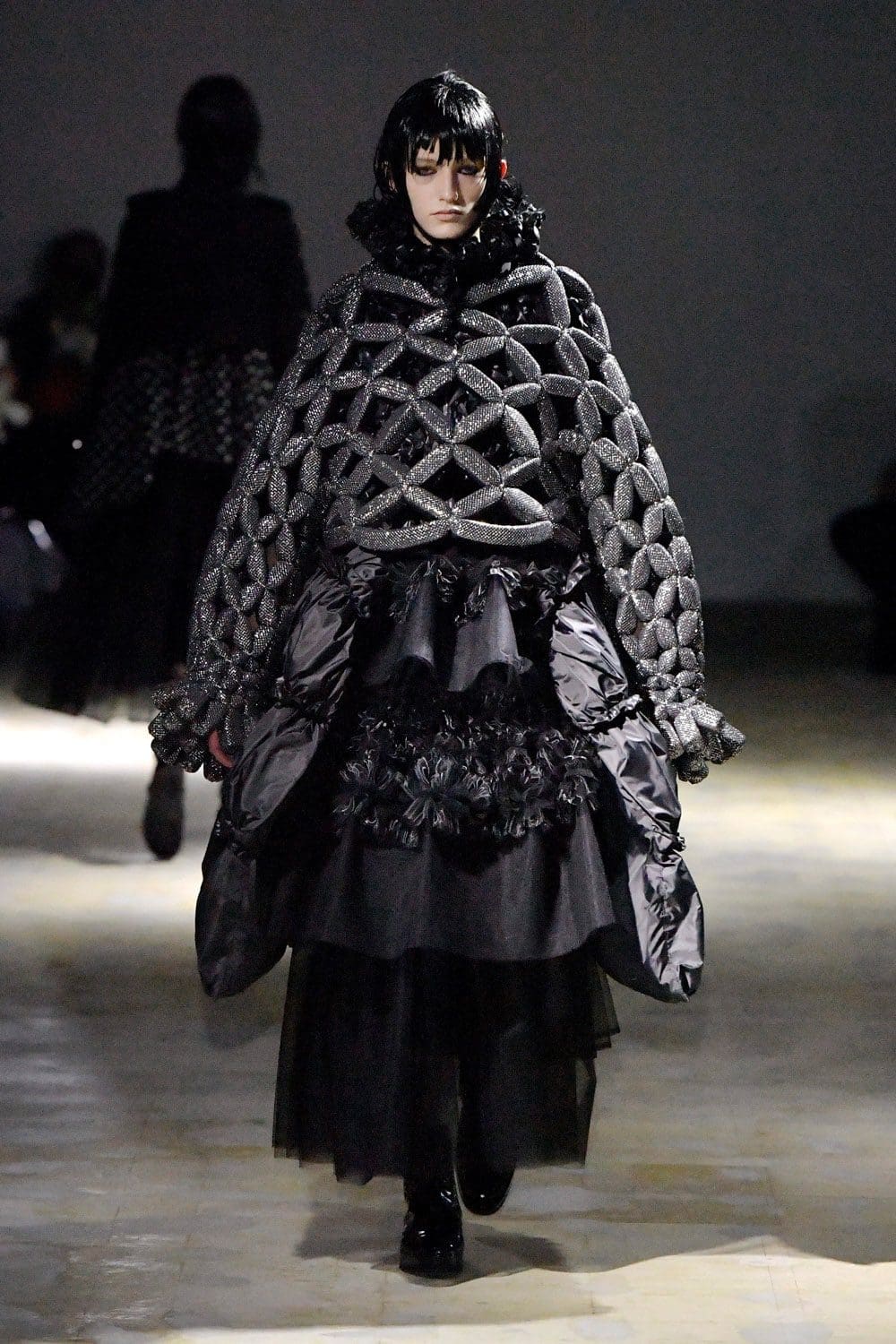 Noir Kei Ninomiya Automne Hiver 2021-2022 par RUNWAY MAGAZINE