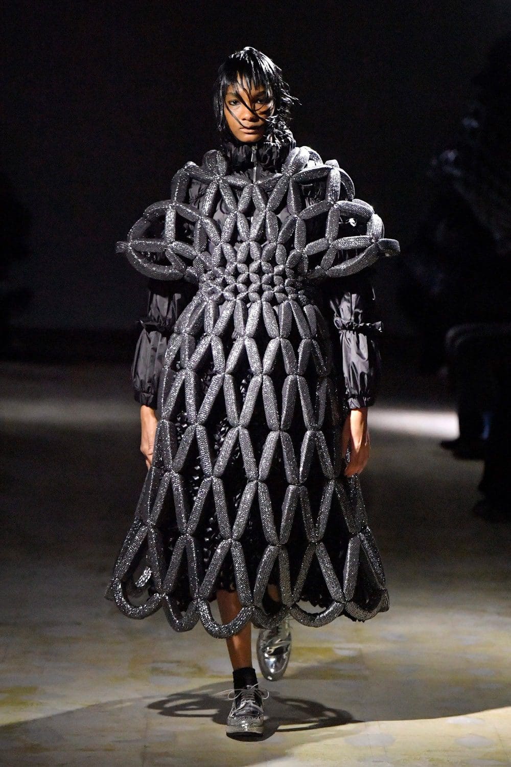 Noir Kei Ninomiya Automne Hiver 2021-2022 par RUNWAY MAGAZINE