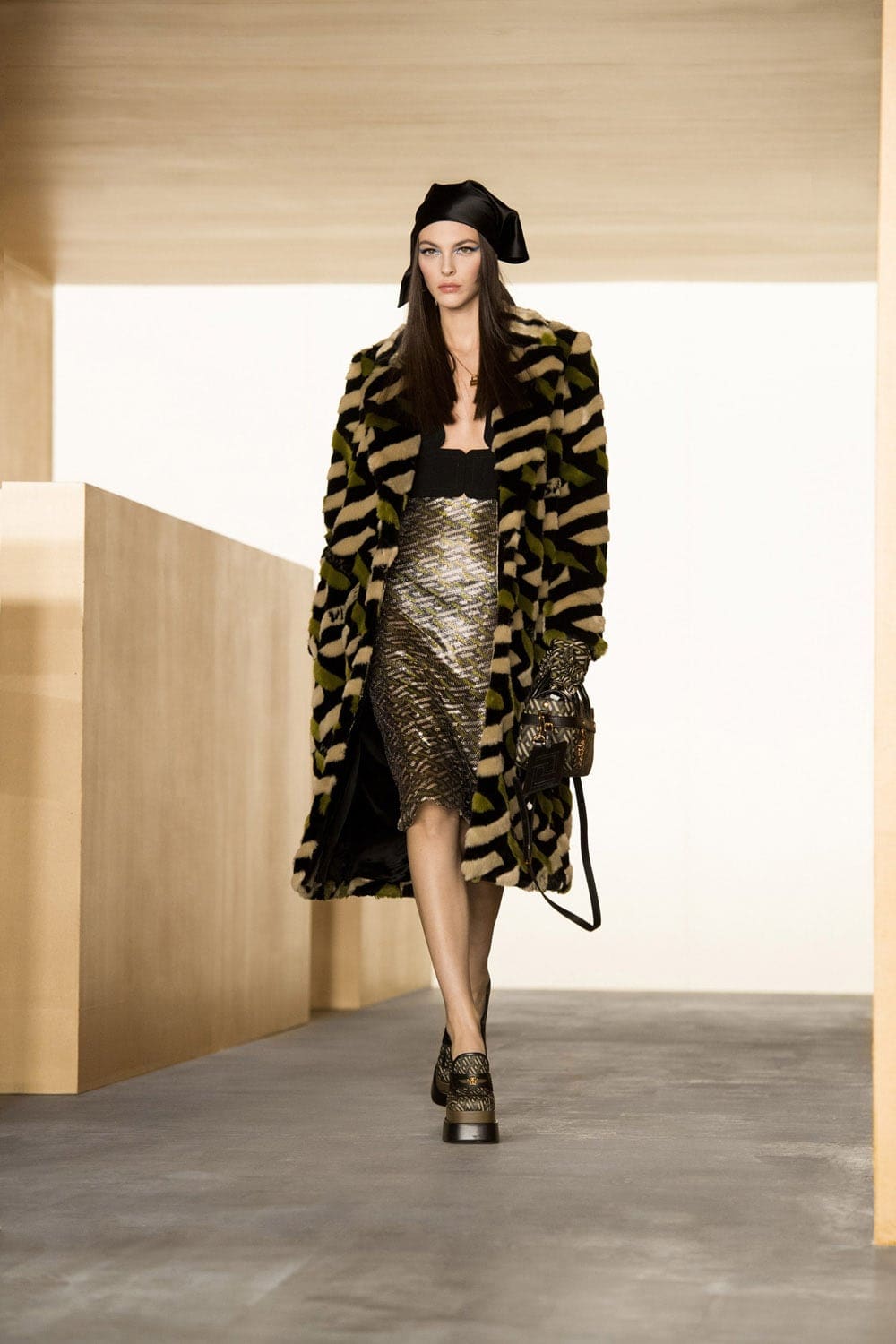 Versace Fall Winter 2021-2022 Paris by RUNWAY MAGAZINE