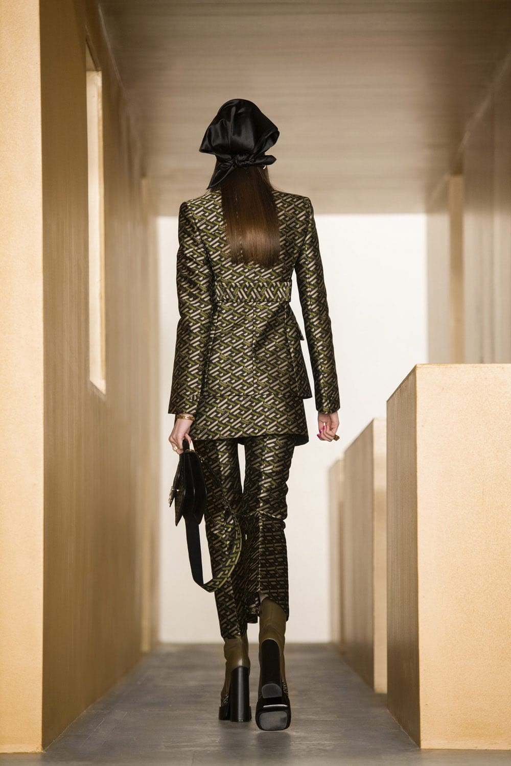 Versace Fall Winter 2021-2022 Paris by RUNWAY MAGAZINE
