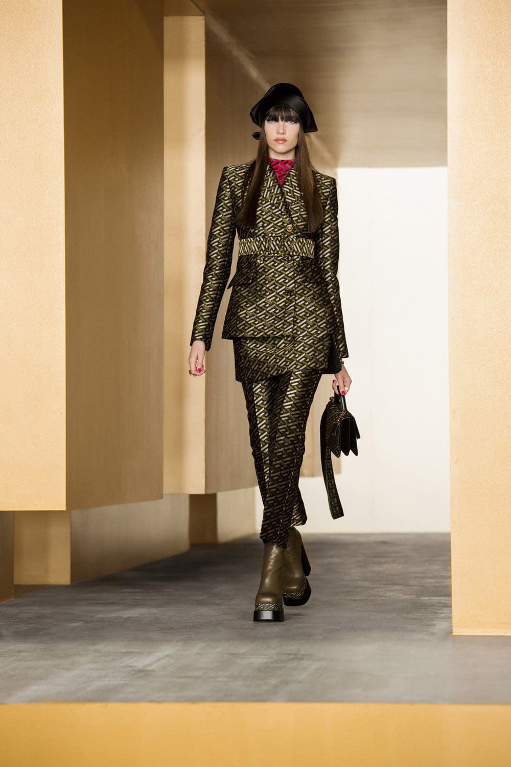 Versace Fall Winter 2021-2022 Paris by RUNWAY MAGAZINE