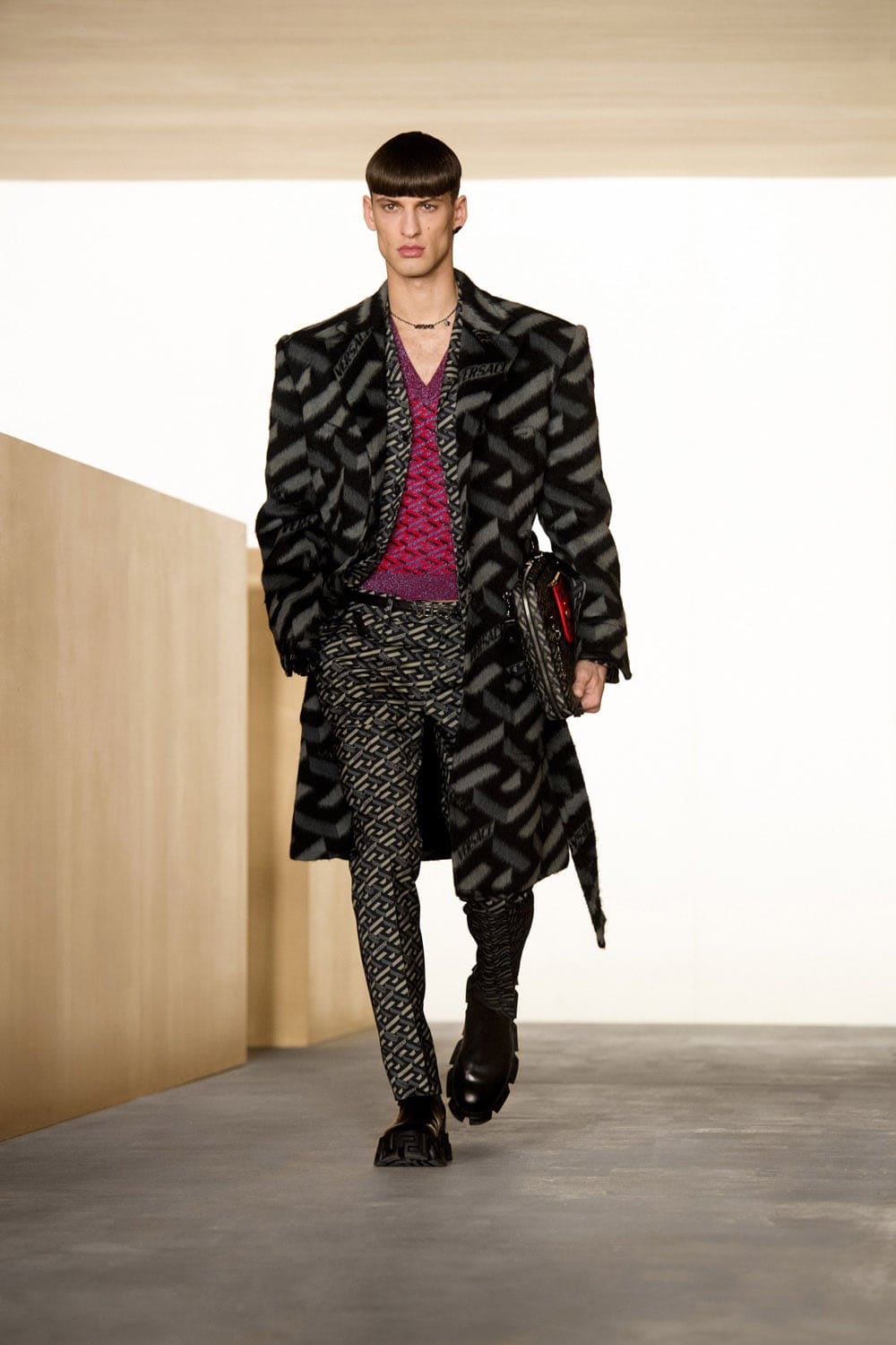 Versace Fall Winter 2021-2022 Paris by RUNWAY MAGAZINE