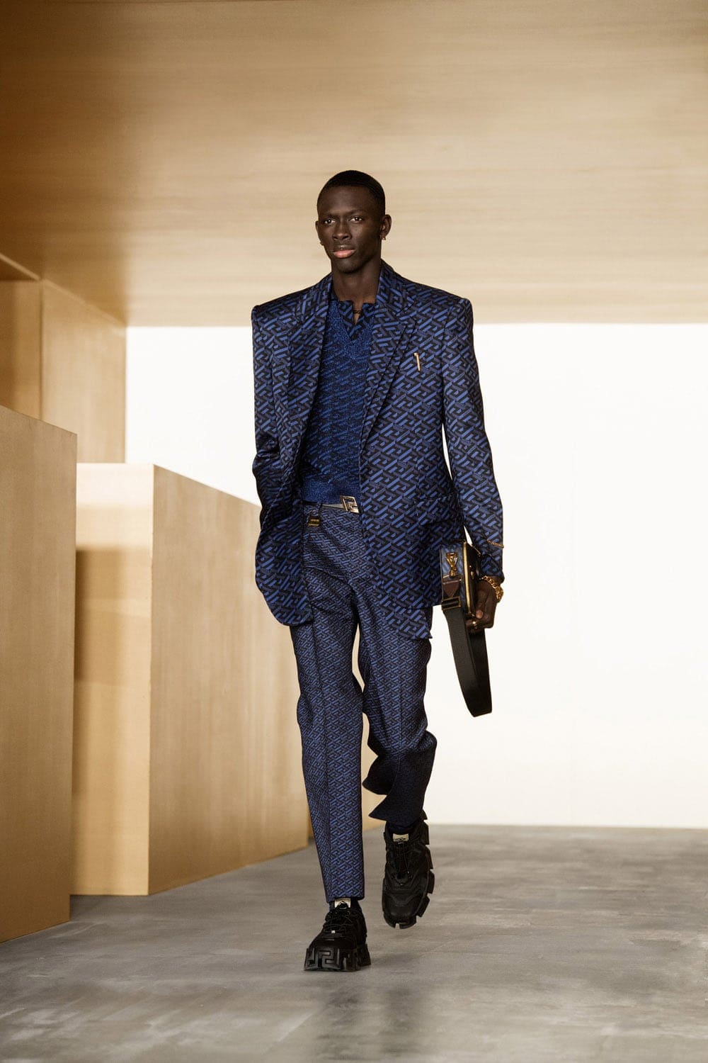 Versace Fall Winter 2021-2022 Paris by RUNWAY MAGAZINE