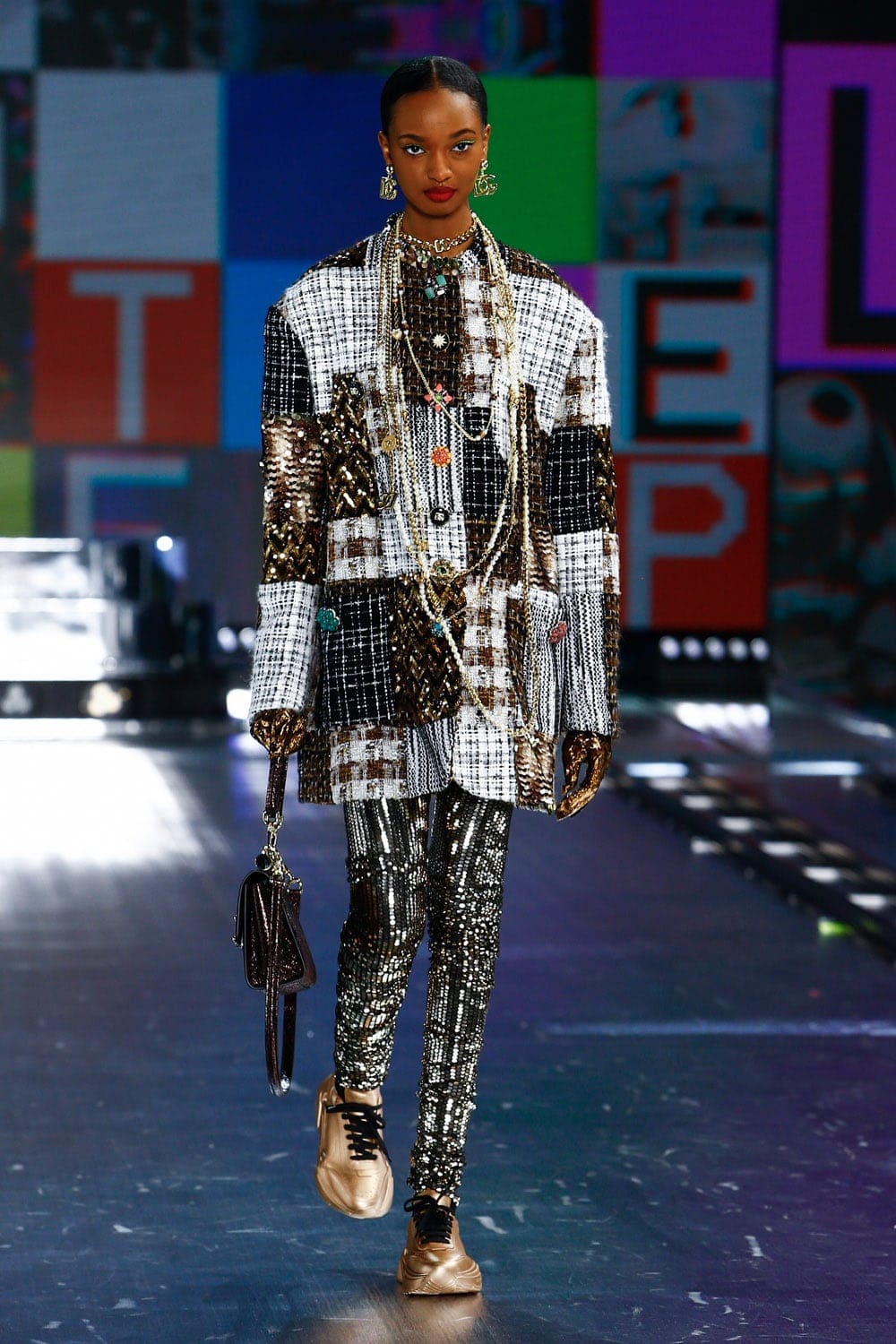 Dolce Gabbana Automne Hiver 2021-2022 par RUNWAY MAGAZINE