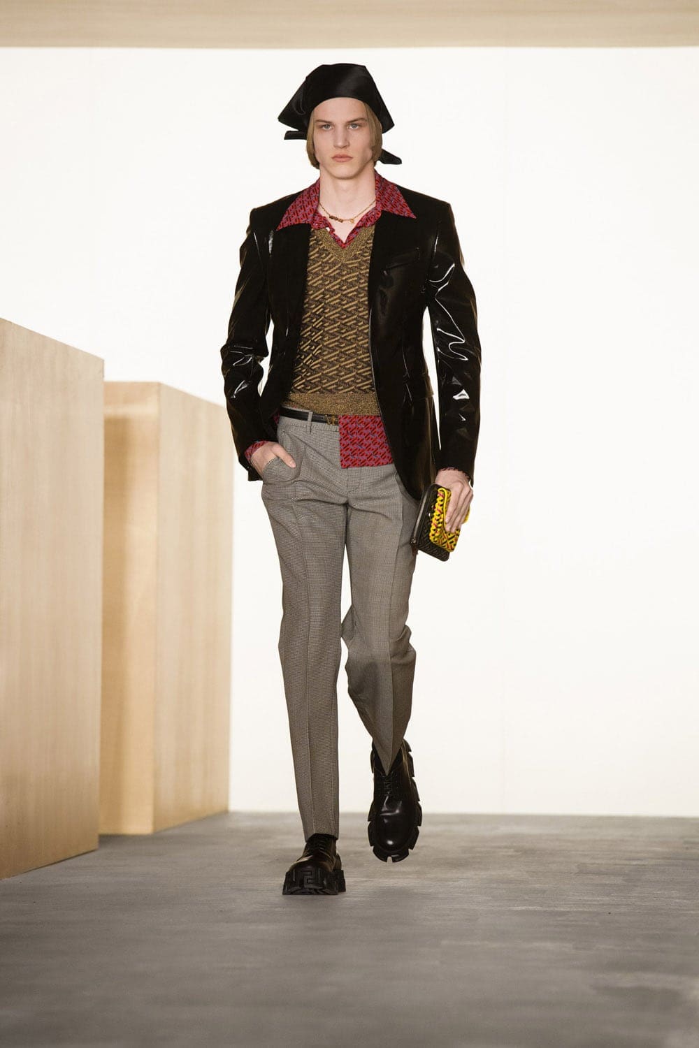 Versace Fall Winter 2021-2022 Paris by RUNWAY MAGAZINE