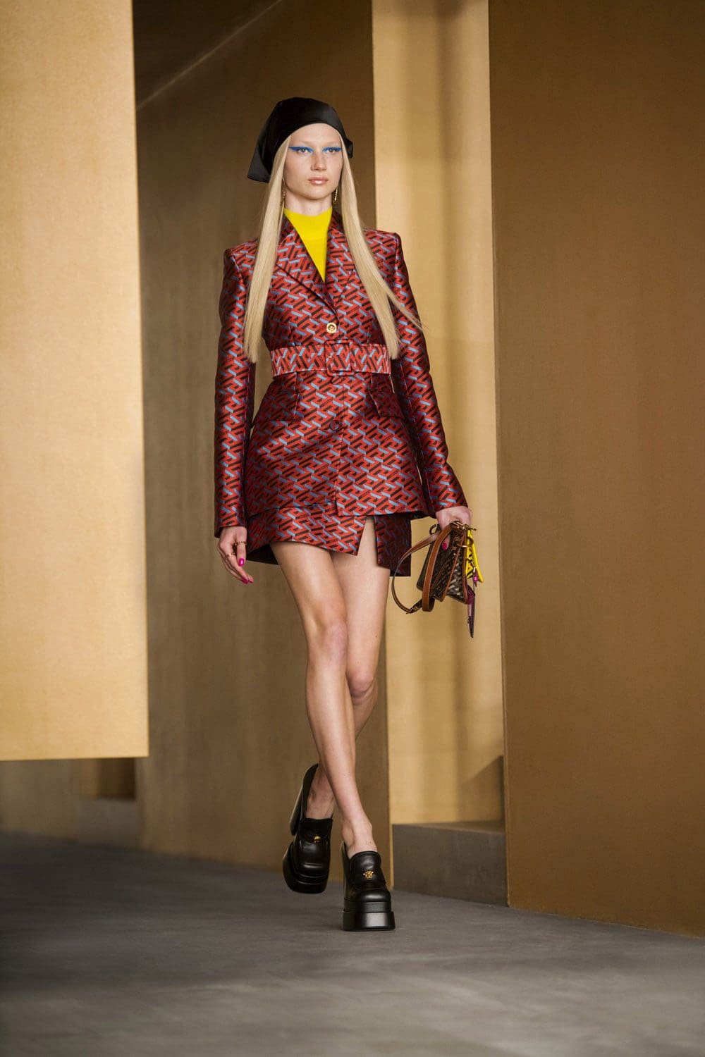 Versace Fall Winter 2021-2022 Paris by RUNWAY MAGAZINE