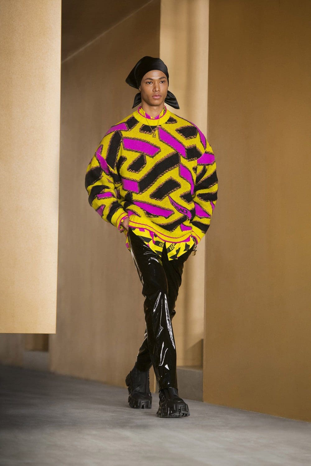 Versace Fall Winter 2021-2022 Paris by RUNWAY MAGAZINE