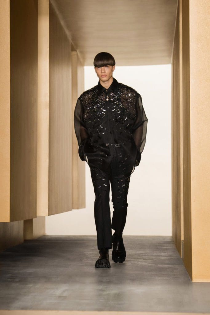 Versace Fall Winter 2021-2022 Paris by RUNWAY MAGAZINE
