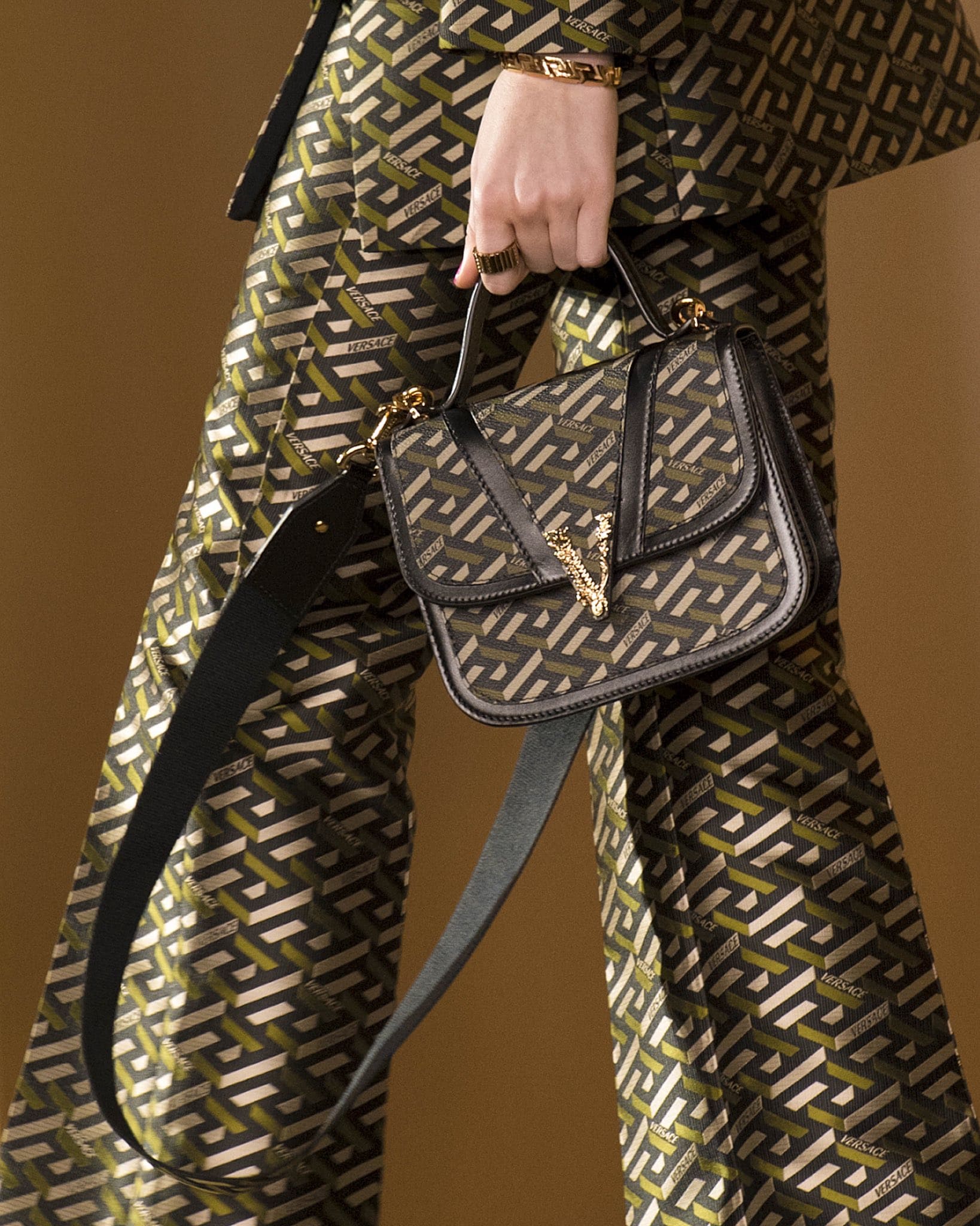 Versace Fall Winter 2021-2022 Paris by RUNWAY MAGAZINE