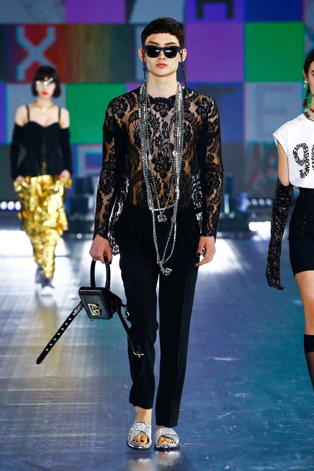 Dolce Gabbana Automne Hiver 2021-2022 par RUNWAY MAGAZINE