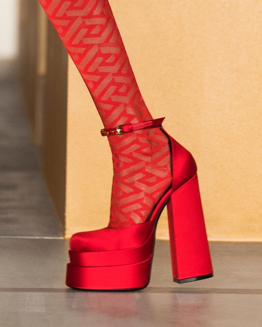 Versace Fall Winter 2021-2022 Paris by RUNWAY MAGAZINE