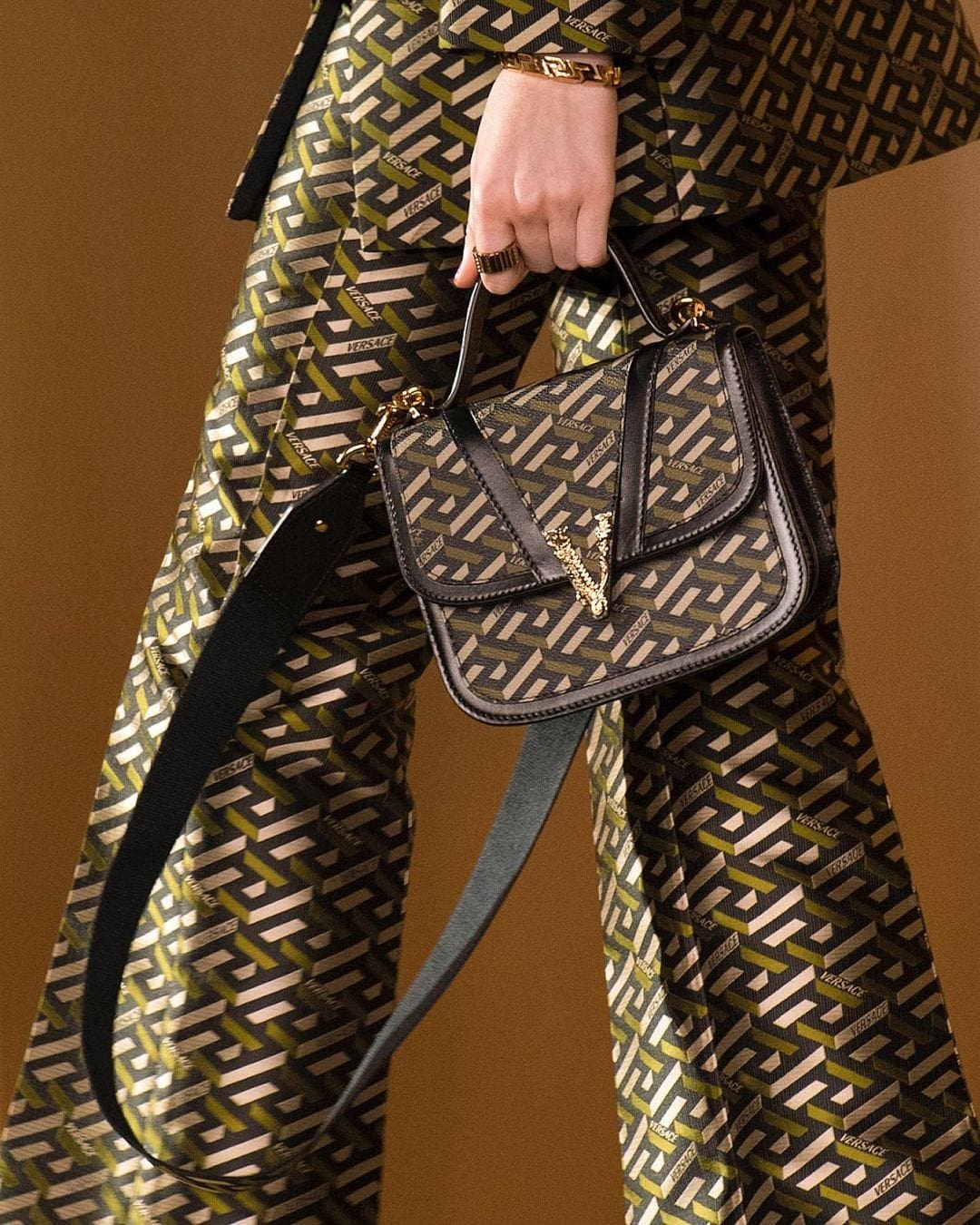 Versace Fall Winter 2021-2022 Paris by RUNWAY MAGAZINE