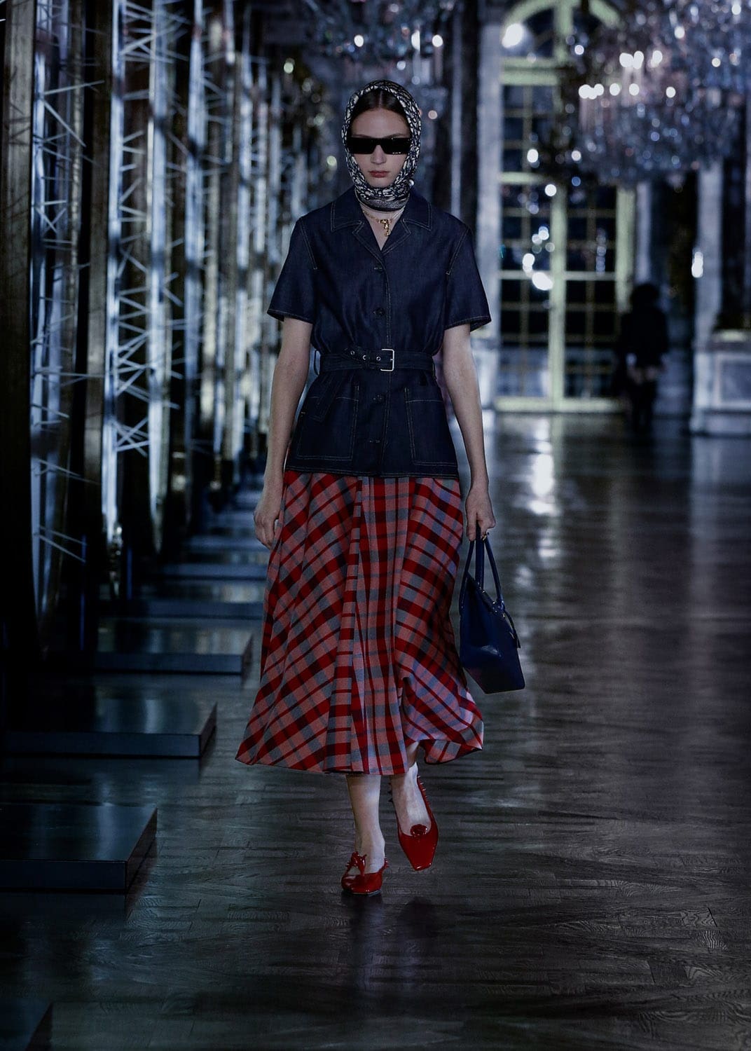 Dior秋季2021-2022通过 RUNWAY 杂志