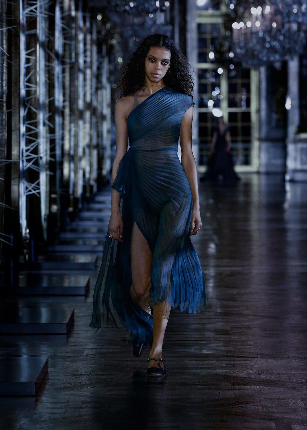 Dior秋季2021-2022通过 RUNWAY 杂志