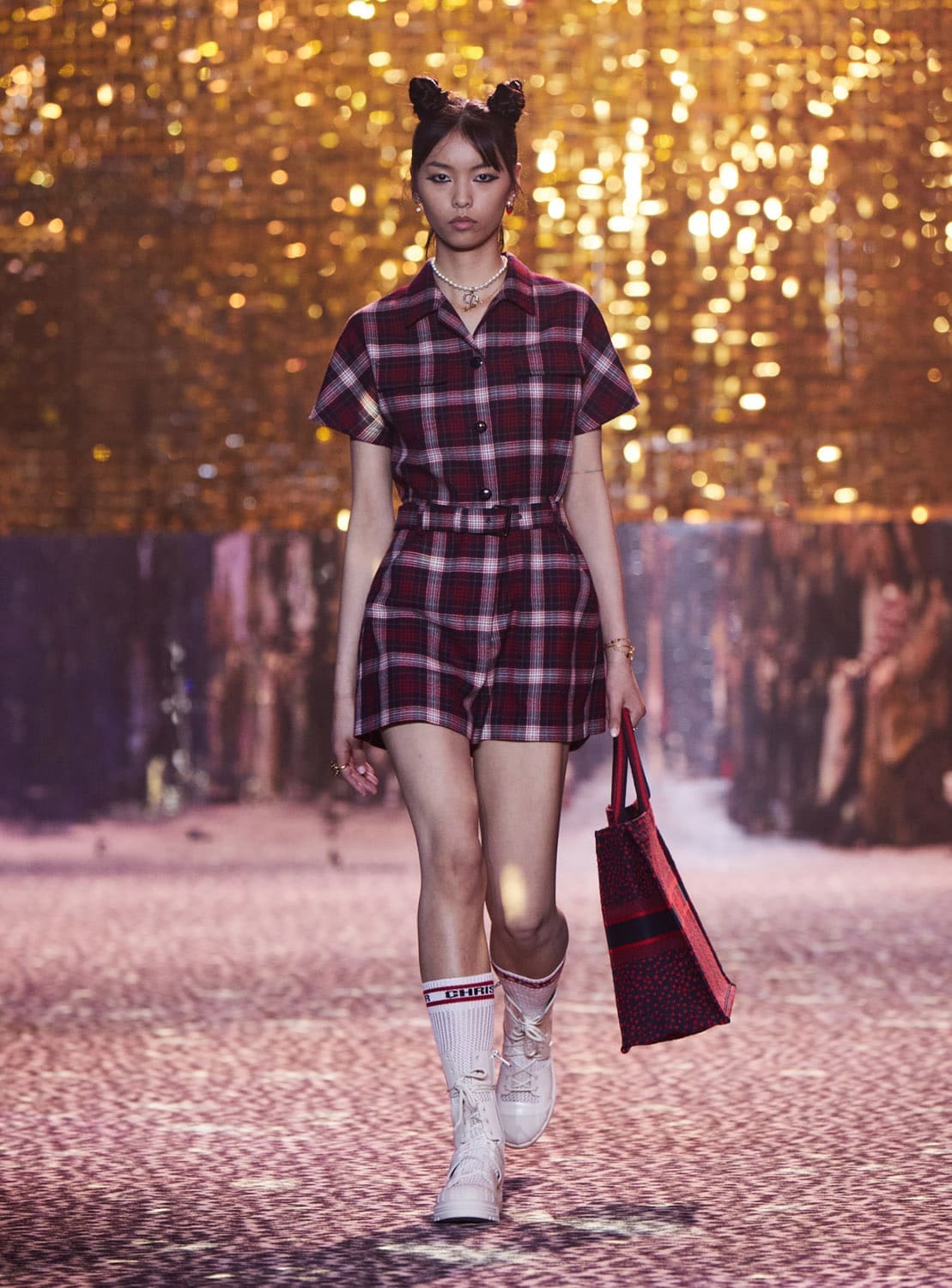 Dior осень 2021 Шанхай от RUNWNAY MAGAZINE