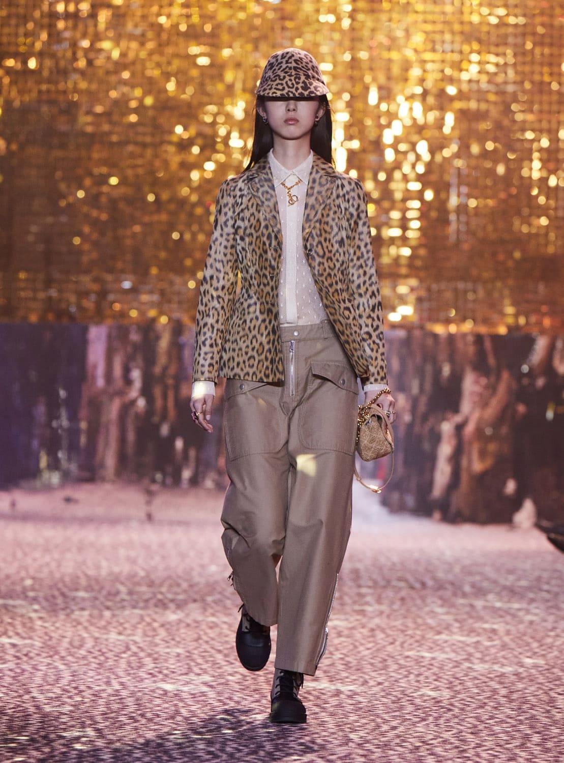 Dior осень 2021 Шанхай от RUNWNAY MAGAZINE