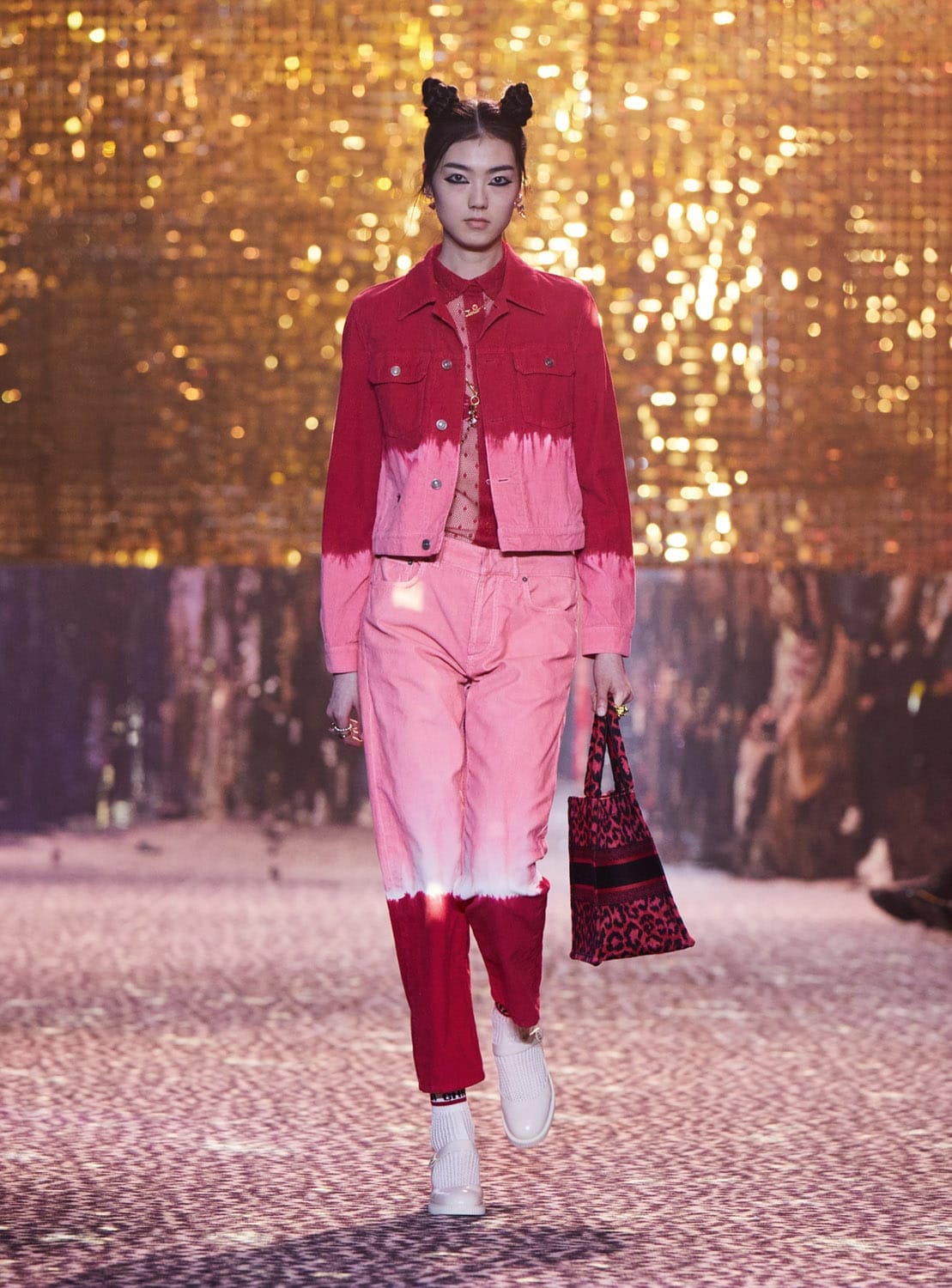 Dior осень 2021 Шанхай от RUNWNAY MAGAZINE