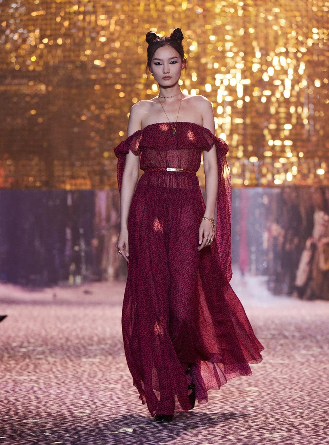 Dior осень 2021 Шанхай от RUNWNAY MAGAZINE