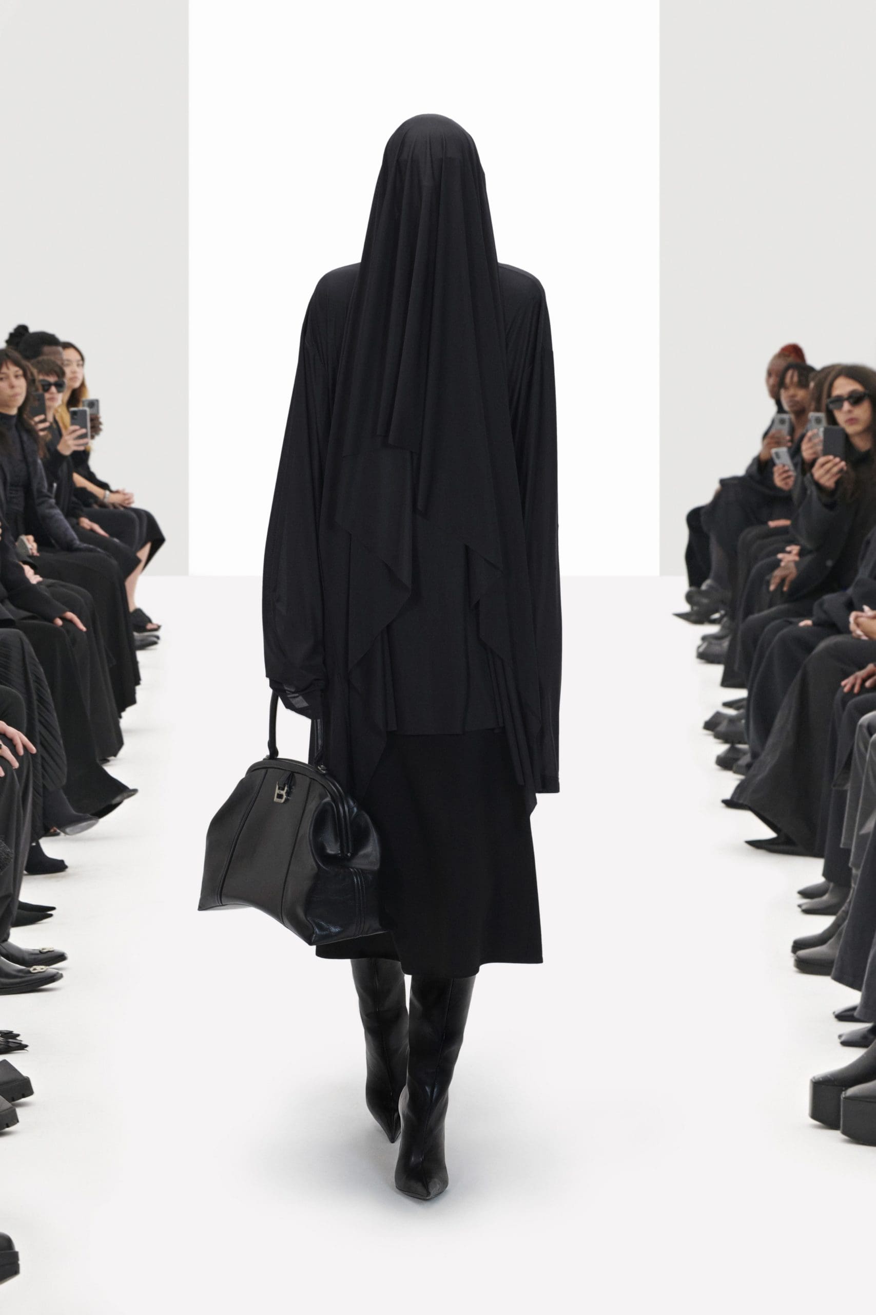 Balenciaga Klone Frühling Sommer 2022 von RUNWAY MAGAZIN