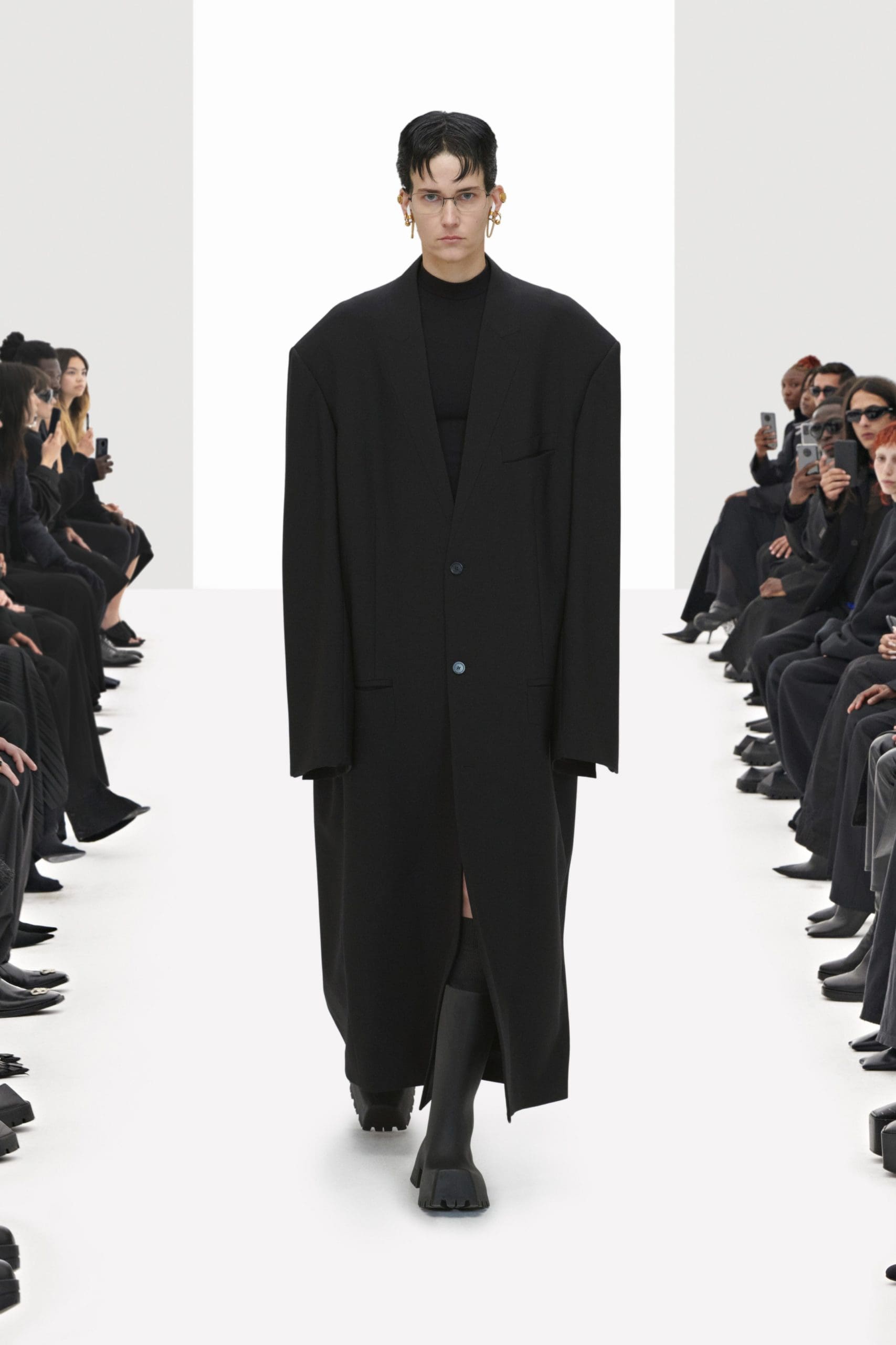 Balenciaga Klone Frühling Sommer 2022 von RUNWAY MAGAZIN
