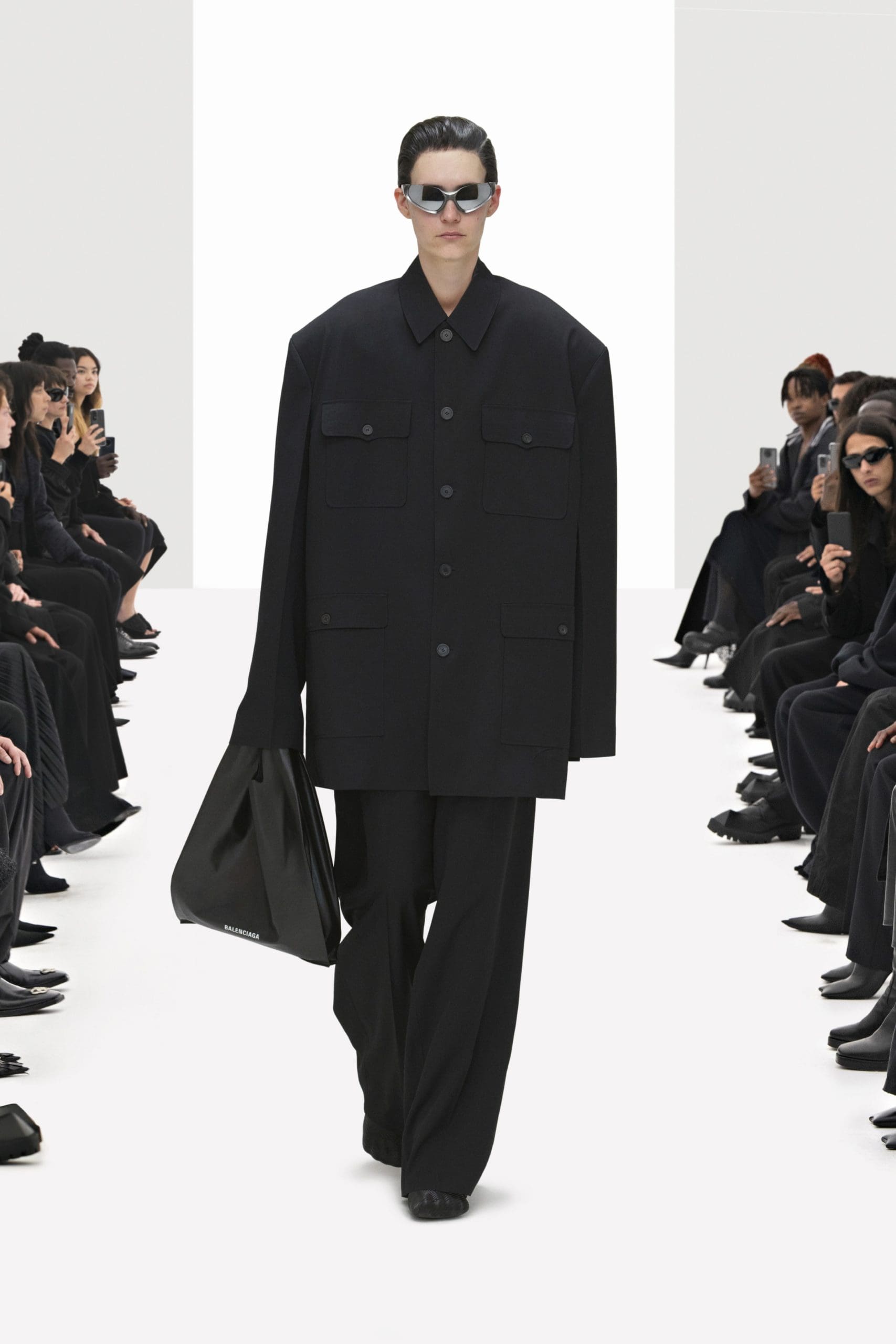 Balenciaga Klone Frühling Sommer 2022 von RUNWAY MAGAZIN