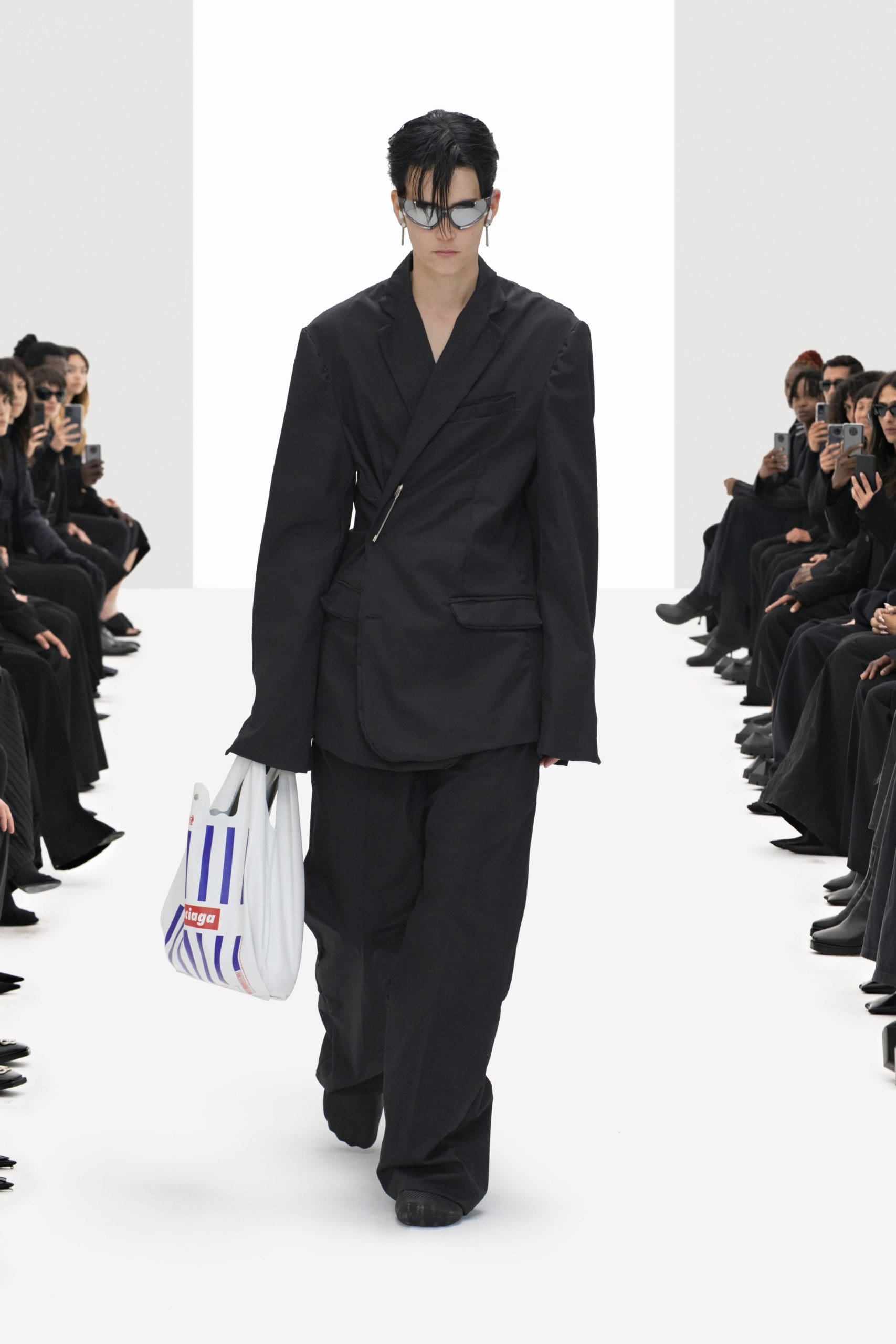 Balenciaga Klone Frühling Sommer 2022 von RUNWAY MAGAZIN