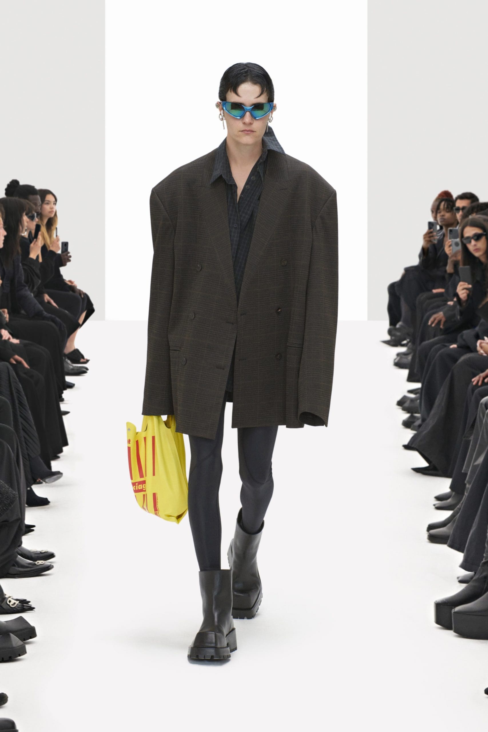 Balenciaga Klone Frühling Sommer 2022 von RUNWAY MAGAZIN
