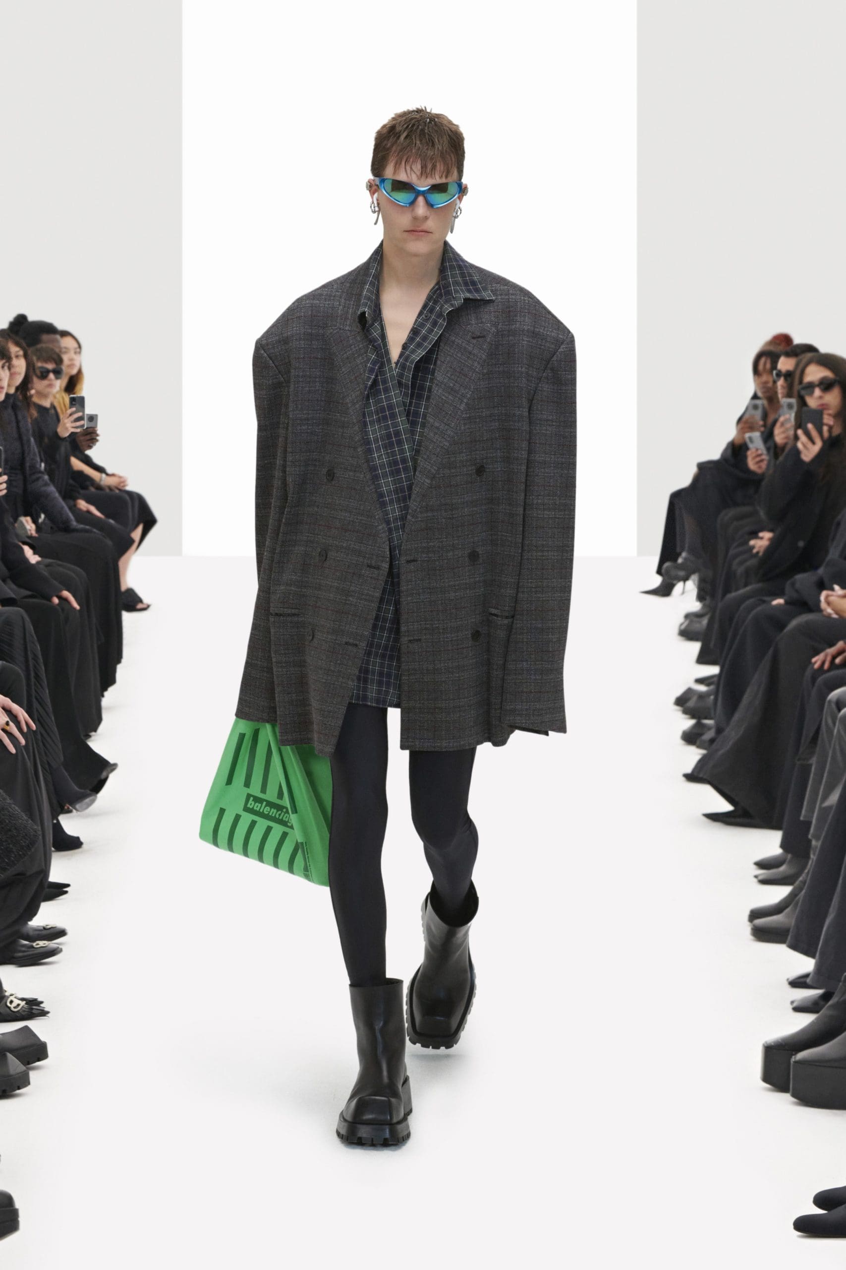 Balenciaga Klone Frühling Sommer 2022 von RUNWAY MAGAZIN