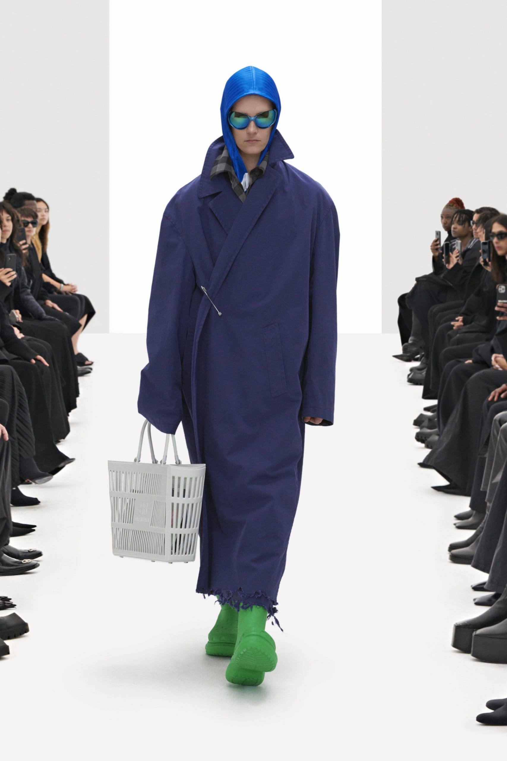 Balenciaga Klone Frühling Sommer 2022 von RUNWAY MAGAZIN