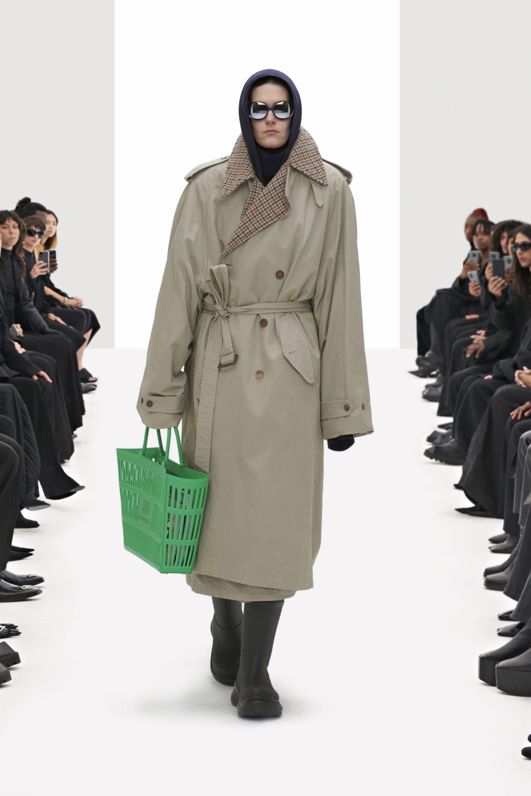 Balenciaga Klone Frühling Sommer 2022 von RUNWAY MAGAZIN