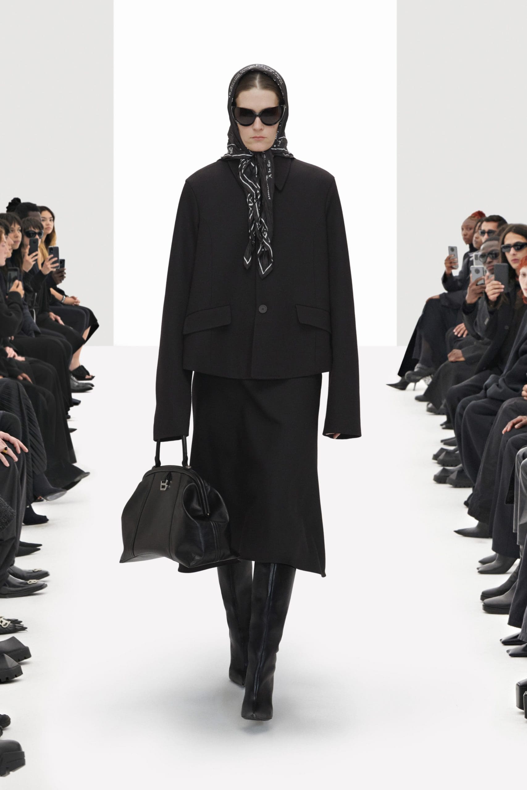 Balenciaga Klone Frühling Sommer 2022 von RUNWAY MAGAZIN
