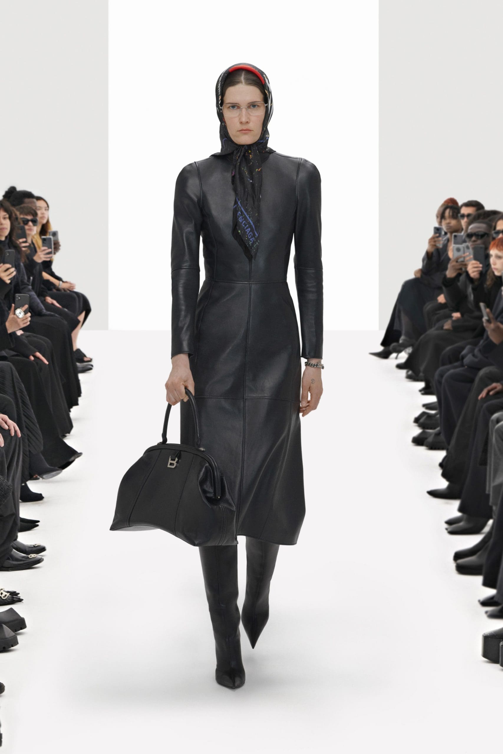 Balenciaga Klone Frühling Sommer 2022 von RUNWAY MAGAZIN