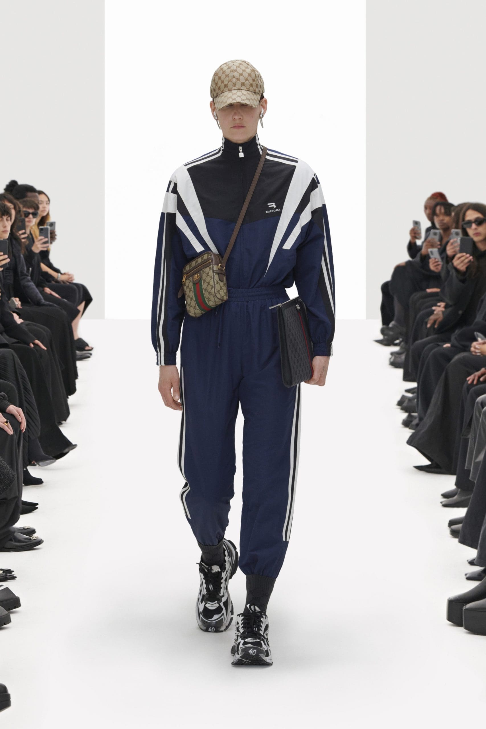 Balenciaga Klone Frühling Sommer 2022 von RUNWAY MAGAZIN