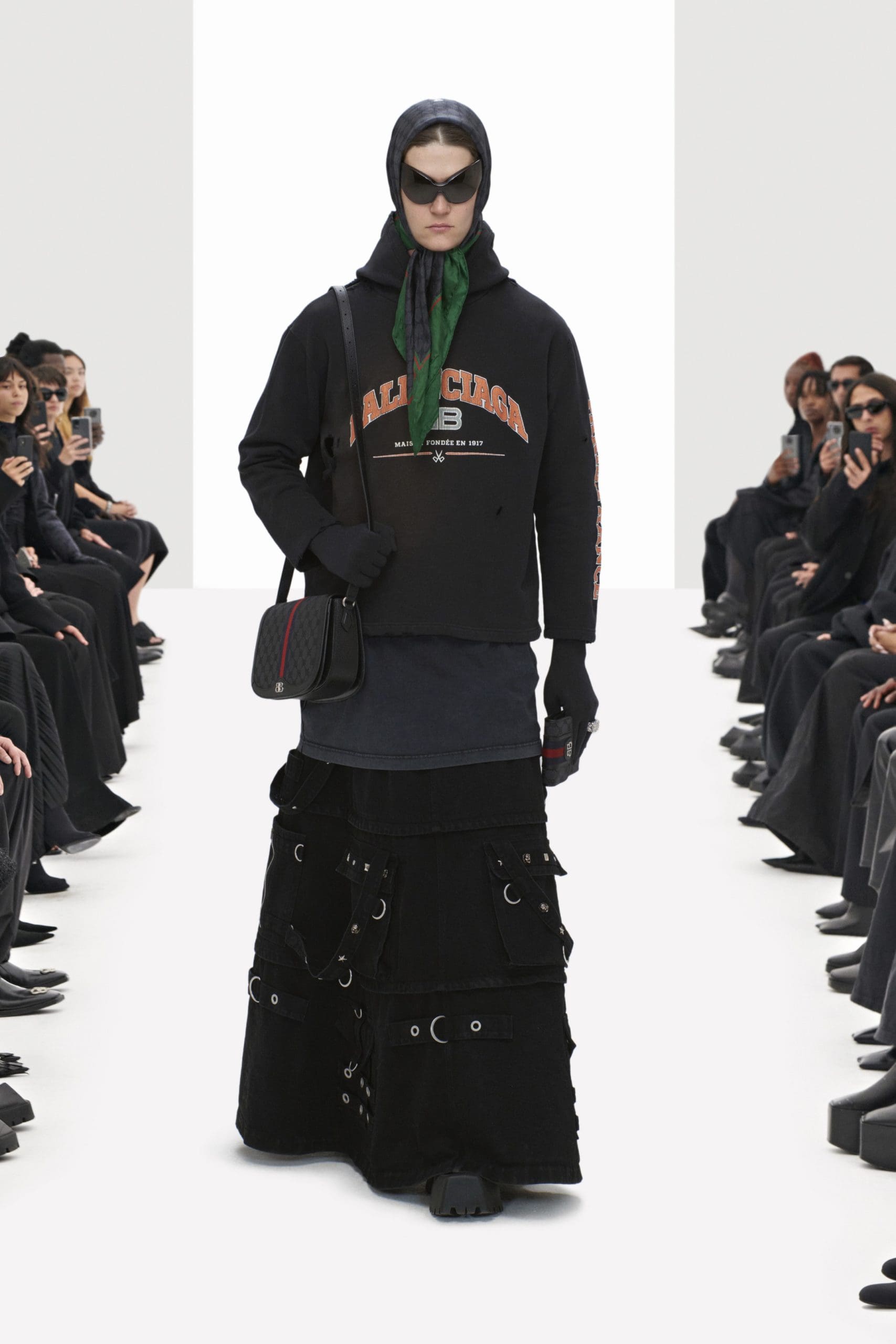 Balenciaga Klone Frühling Sommer 2022 von RUNWAY MAGAZIN