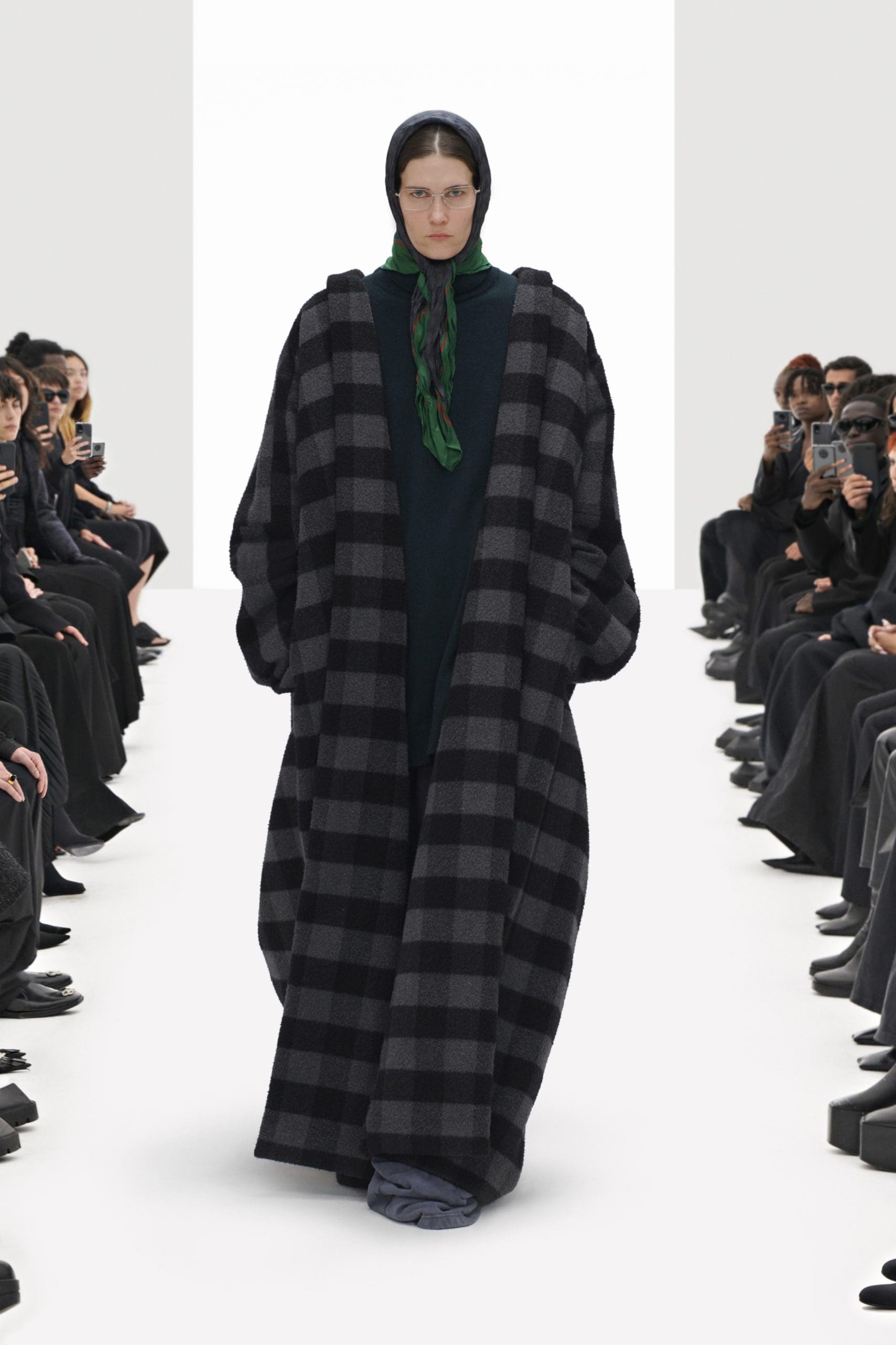 Balenciaga Klone Frühling Sommer 2022 von RUNWAY MAGAZIN
