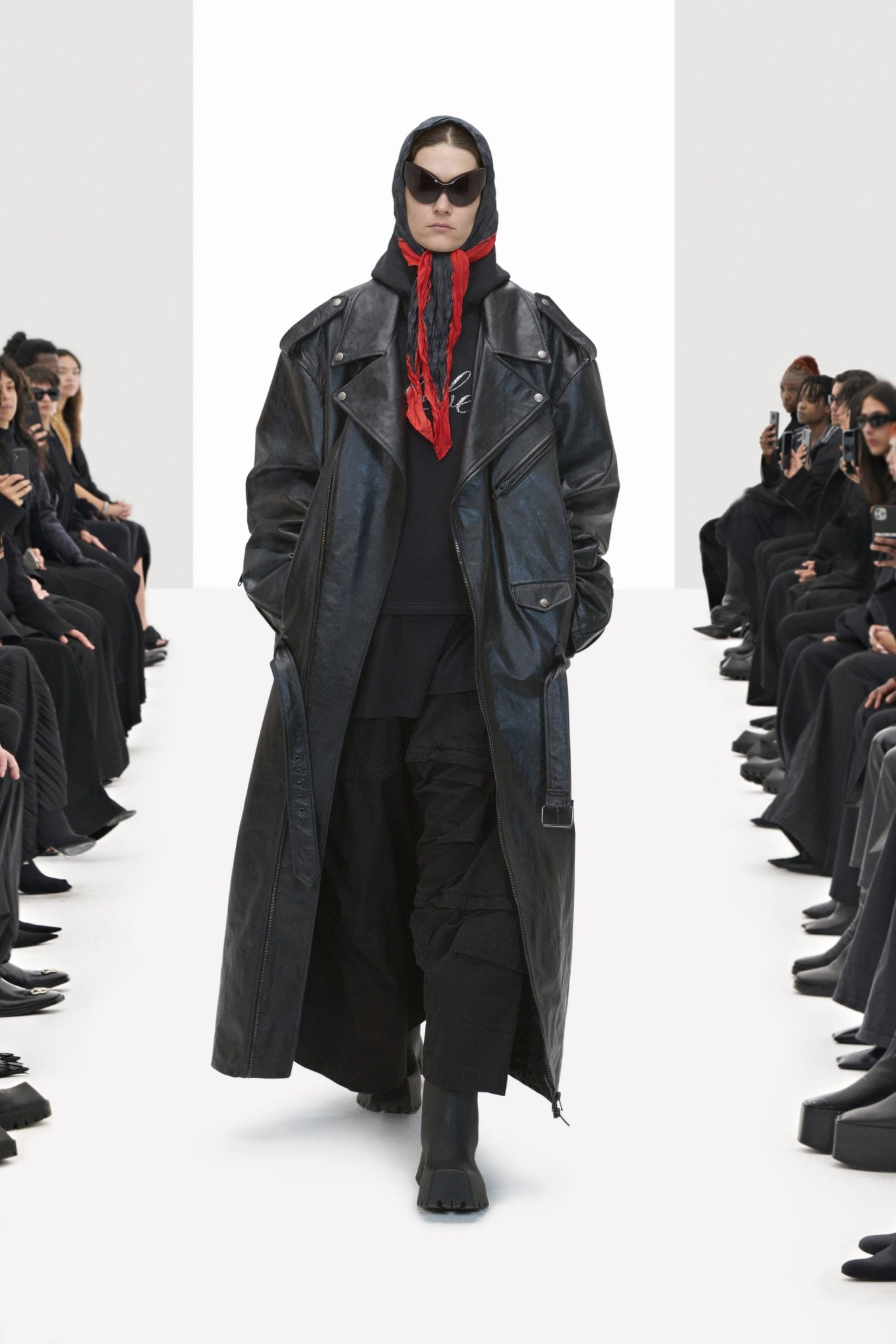 Balenciaga Klone Frühling Sommer 2022 von RUNWAY MAGAZIN