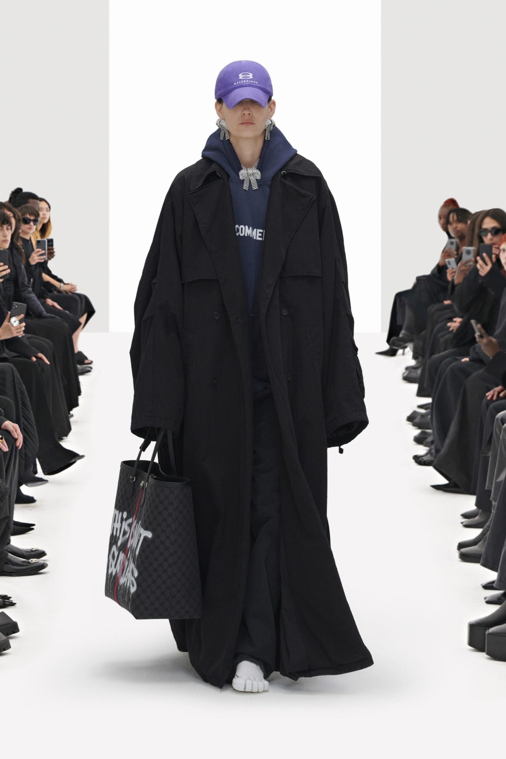 Balenciaga Klone Frühling Sommer 2022 von RUNWAY MAGAZIN