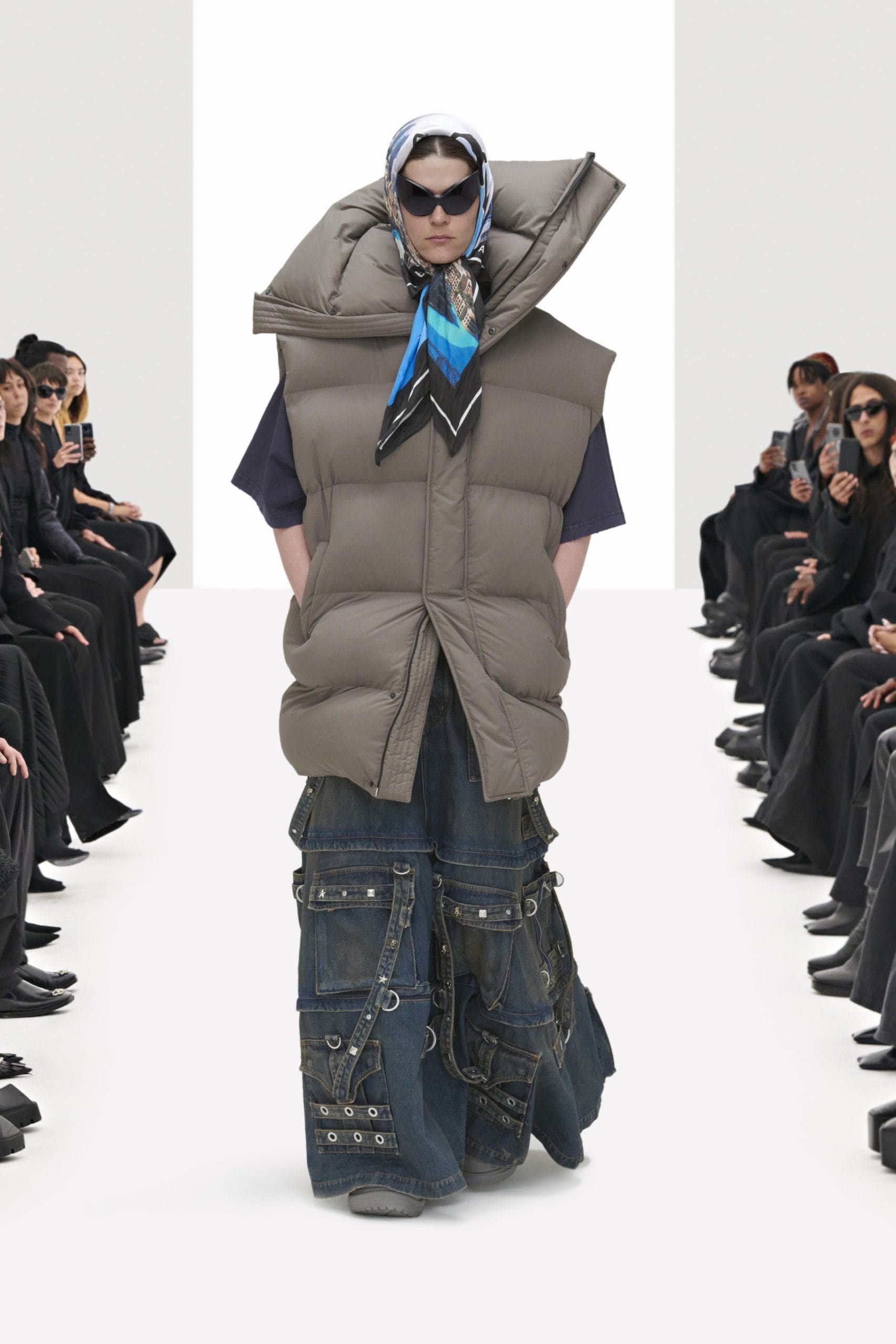 Balenciaga Klone Frühling Sommer 2022 von RUNWAY MAGAZIN